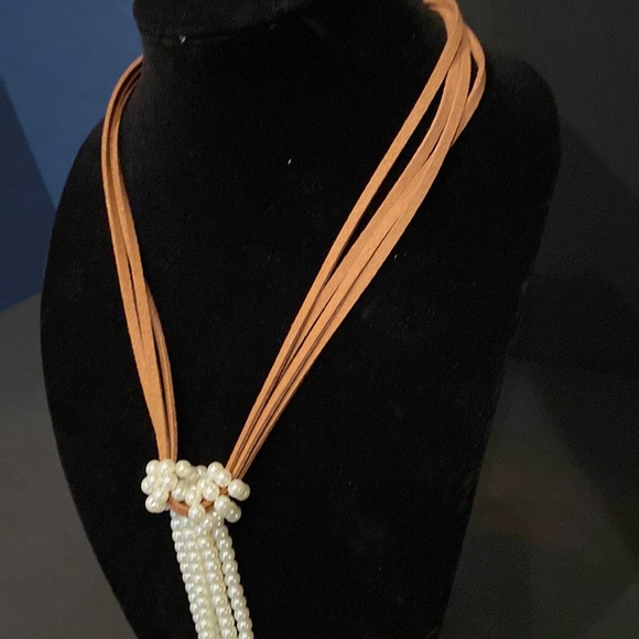 Beautiful necklace made with leather and pearls. - Picture 4 of 5